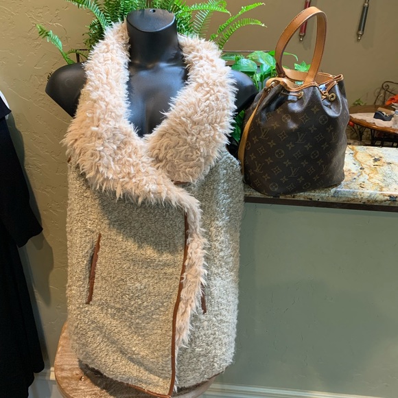 ✨👗✨ NWT Vest only - Picture 6 of 8